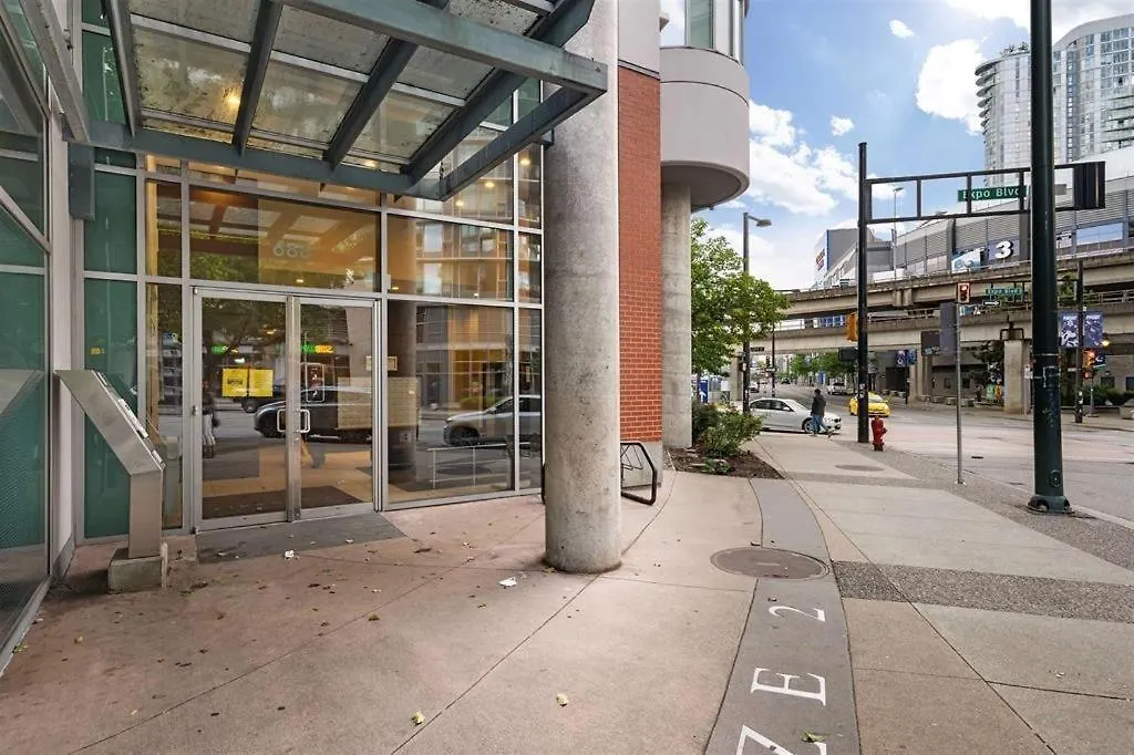 Modern High-Rise 1 Bedroom Condo With Water View Near Stadiums Vancouver 0*,