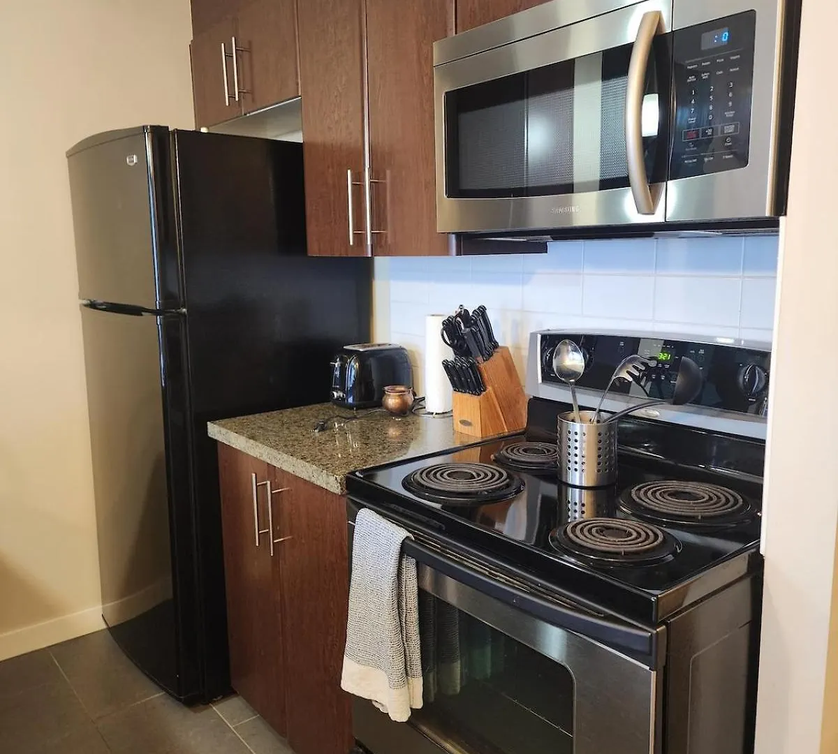 Modern High-Rise 1 Bedroom Condo With Water View Near Stadiums Vancouver Apartment