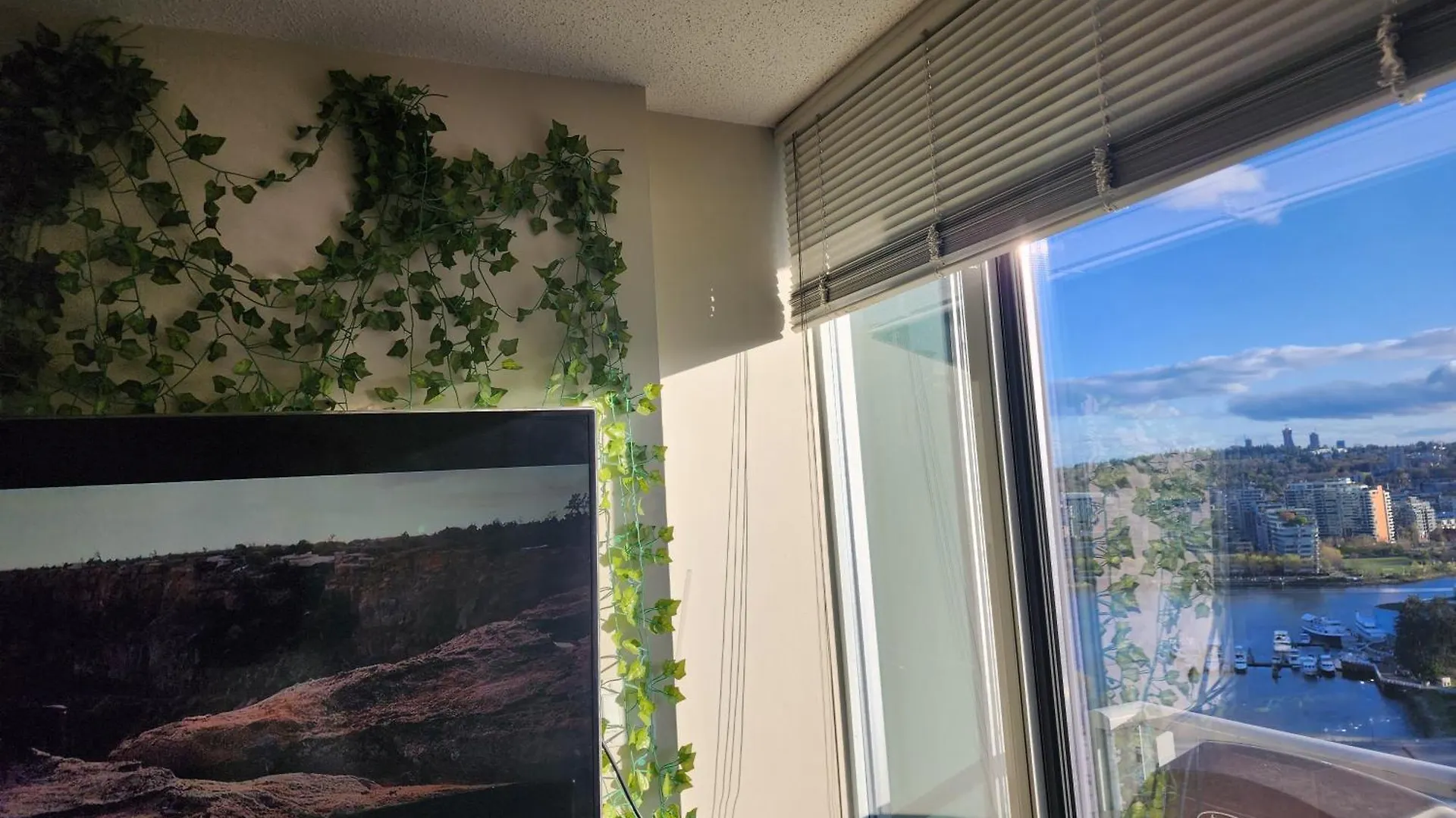 Modern High-Rise 1 Bedroom Condo With Water View Near Stadiums Vancouver 0*,  Canada