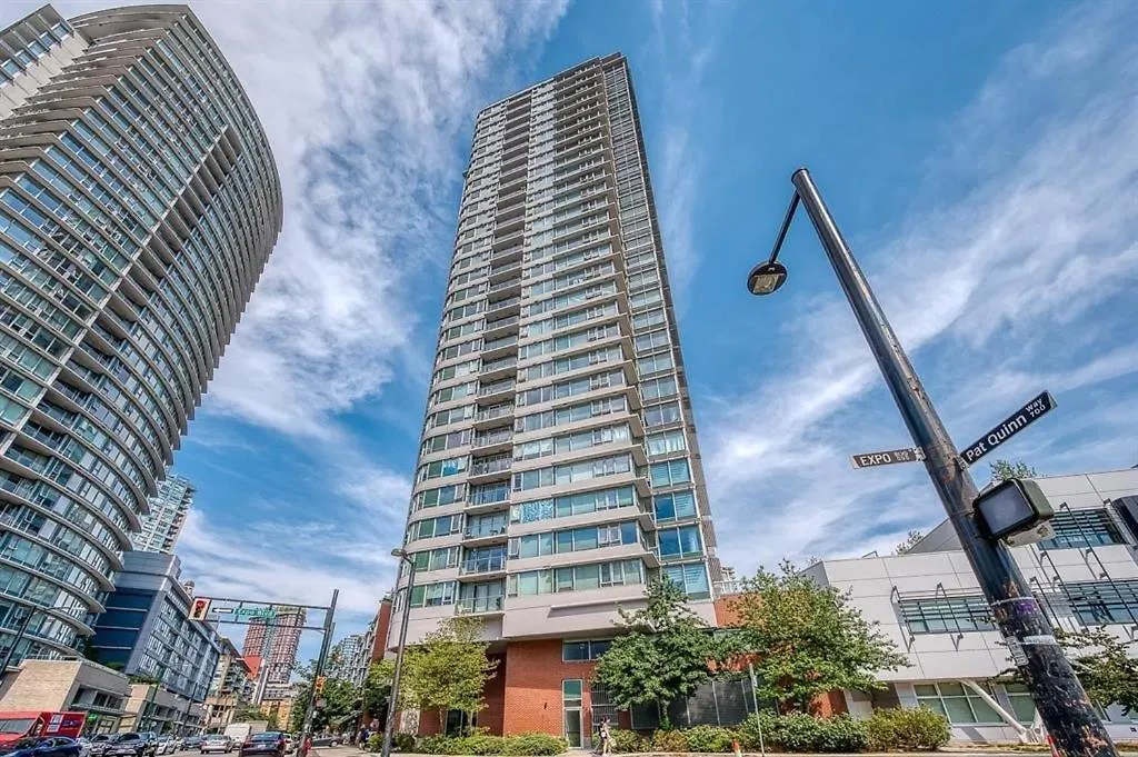 Modern High-Rise 1 Bedroom Condo With Water View Near Stadiums Vancouver Apartment